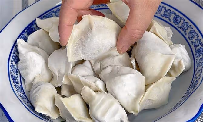 蒸餃子用冷水還是熱水?教你這樣分3步煮餃子,口感鮮嫩不破皮