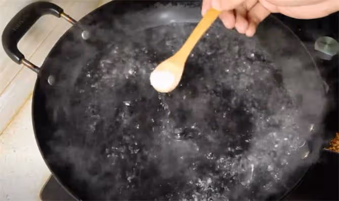 蒸餃子用冷水還是熱水?教你這樣分3步煮餃子,口感鮮嫩不破皮