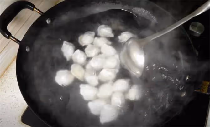 蒸餃子用冷水還是熱水?教你這樣分3步煮餃子,口感鮮嫩不破皮
