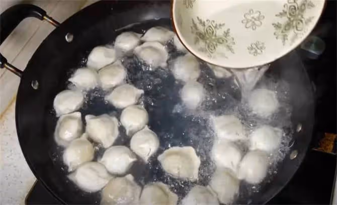 蒸餃子用冷水還是熱水?教你這樣分3步煮餃子,口感鮮嫩不破皮