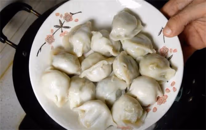 蒸餃子用冷水還是熱水?教你這樣分3步煮餃子,口感鮮嫩不破皮