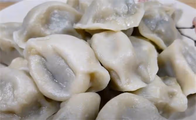 蒸餃子用冷水還是熱水?教你這樣分3步煮餃子,口感鮮嫩不破皮