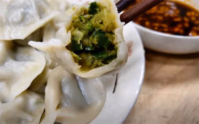 蒸餃子用冷水還是熱水?教你這樣分3步煮餃子,口感鮮嫩不破皮