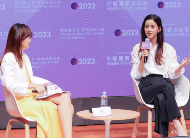 29歲奶茶妹參加慈善論壇,著裝得體狀態勝鄭志雯,無名指婚戒矚目