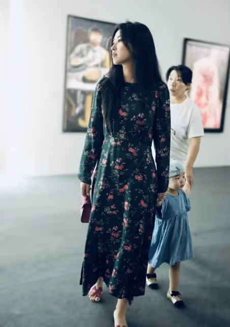 朱珠帶娃看畫展,1歲女兒幫媽媽拎4萬元包包,保姆愛馬仕T恤搶鏡