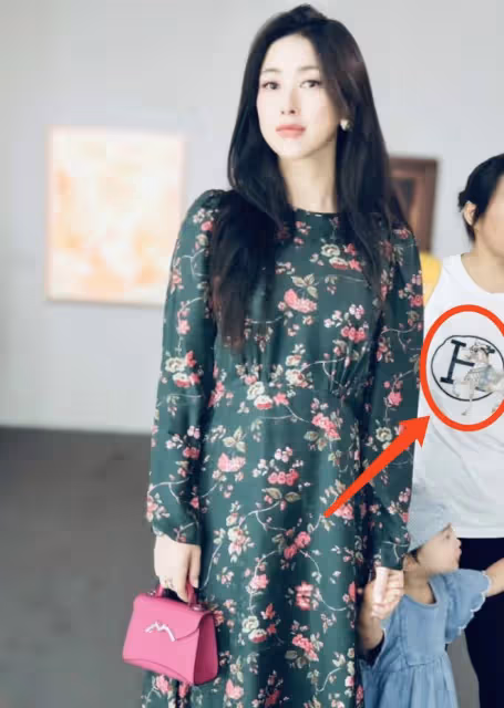 朱珠帶娃看畫展,1歲女兒幫媽媽拎4萬元包包,保姆愛馬仕T恤搶鏡