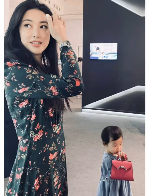 朱珠帶娃看畫展,1歲女兒幫媽媽拎4萬元包包,保姆愛馬仕T恤搶鏡