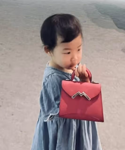 朱珠帶娃看畫展,1歲女兒幫媽媽拎4萬元包包,保姆愛馬仕T恤搶鏡