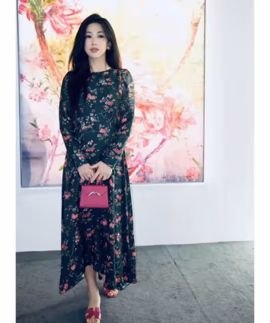 朱珠帶娃看畫展,1歲女兒幫媽媽拎4萬元包包,保姆愛馬仕T恤搶鏡