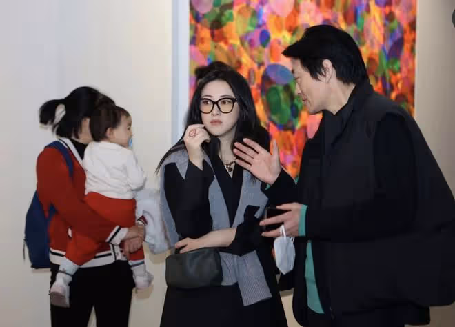 朱珠帶娃看畫展,1歲女兒幫媽媽拎4萬元包包,保姆愛馬仕T恤搶鏡