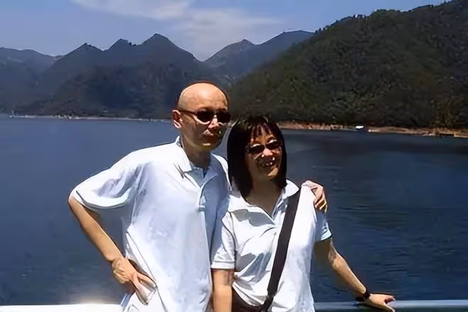 其貌不揚卻輕鬆拿捏葛優，丁克半生又替別人養子，賀聰圖什麼