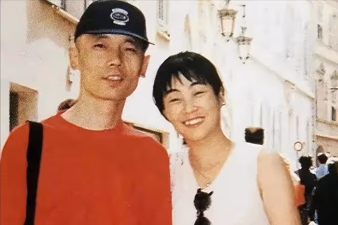 其貌不揚卻輕鬆拿捏葛優，丁克半生又替別人養子，賀聰圖什麼