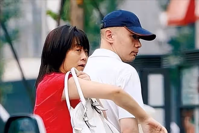 其貌不揚卻輕鬆拿捏葛優，丁克半生又替別人養子，賀聰圖什麼