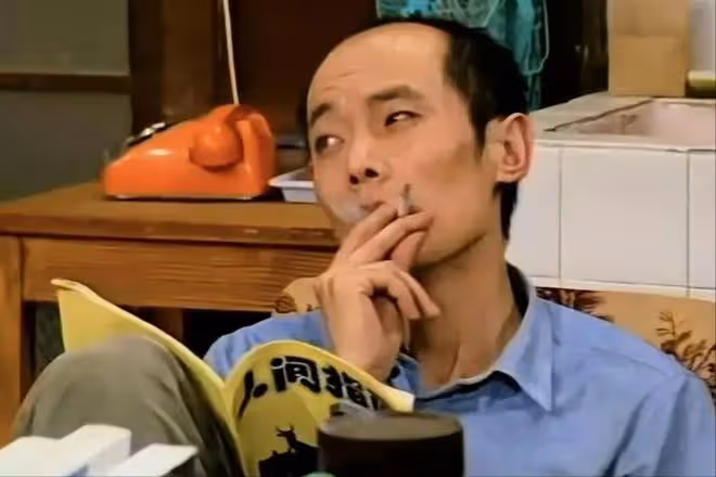 其貌不揚卻輕鬆拿捏葛優，丁克半生又替別人養子，賀聰圖什麼