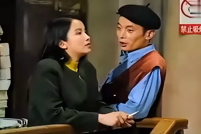 其貌不揚卻輕鬆拿捏葛優，丁克半生又替別人養子，賀聰圖什麼