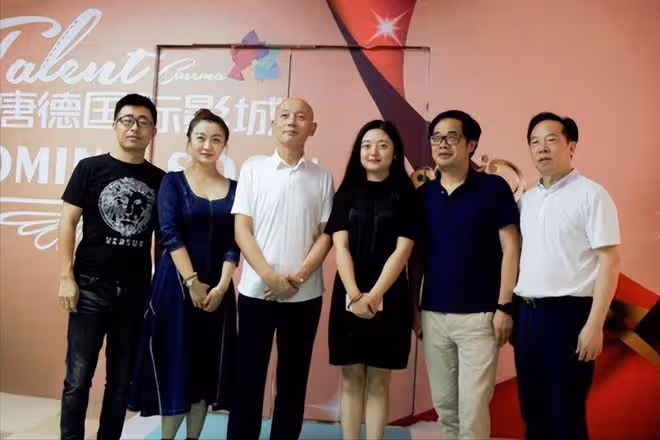 其貌不揚卻輕鬆拿捏葛優,丁克半生又替別人養子,賀聰圖什麼