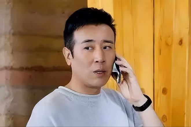 於和偉:家中排行老九,吃長姐的奶長大,成名後他這樣報答全家