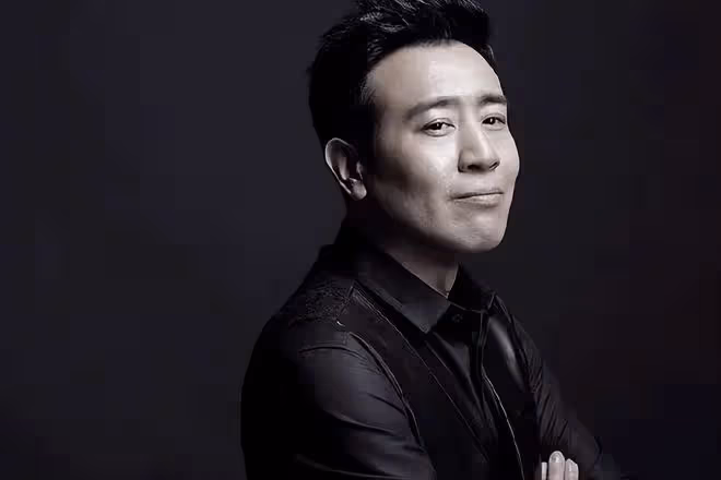 於和偉:家中排行老九,吃長姐的奶長大,成名後他這樣報答全家