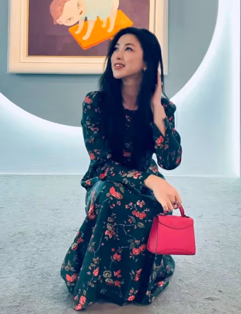 朱珠帶女兒看展保姆全程跟隨,母女穿搭亮眼,王珠寶提包像小名媛