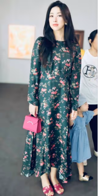 朱珠帶女兒看展保姆全程跟隨,母女穿搭亮眼,王珠寶提包像小名媛