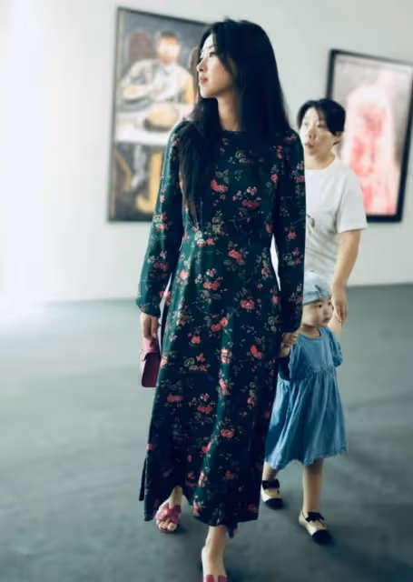 朱珠帶女兒看展保姆全程跟隨,母女穿搭亮眼,王珠寶提包像小名媛