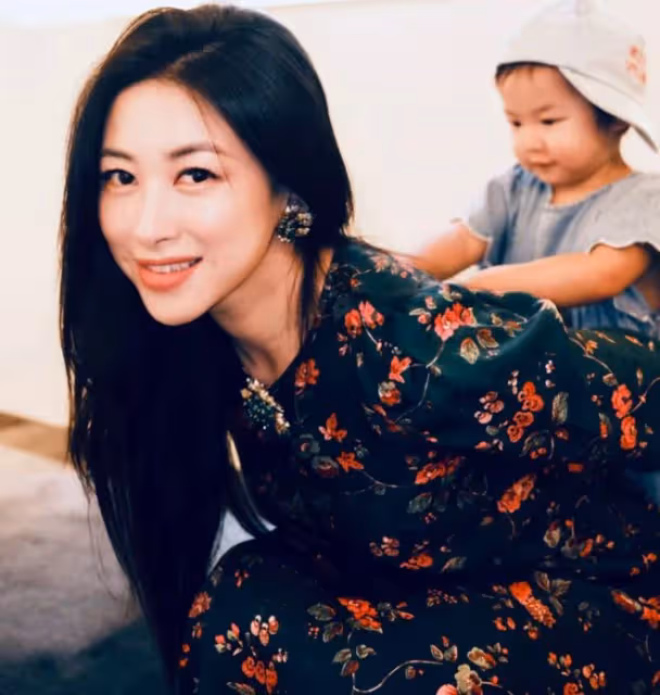 朱珠帶女兒看展保姆全程跟隨,母女穿搭亮眼,王珠寶提包像小名媛