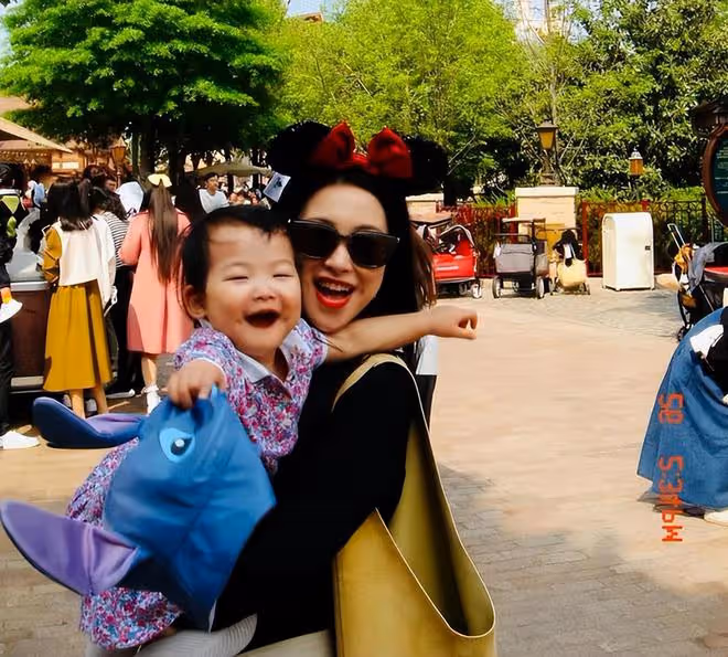 朱珠帶女兒看展保姆全程跟隨，母女穿搭亮眼，王珠寶提包像小名媛