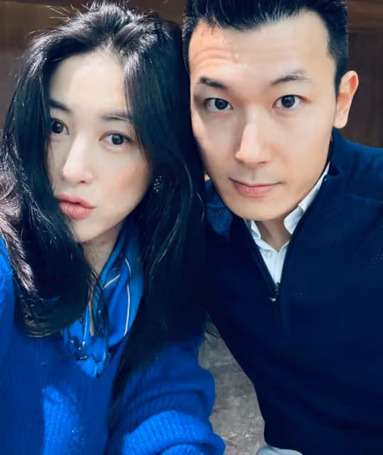 朱珠帶女兒看展保姆全程跟隨，母女穿搭亮眼，王珠寶提包像小名媛