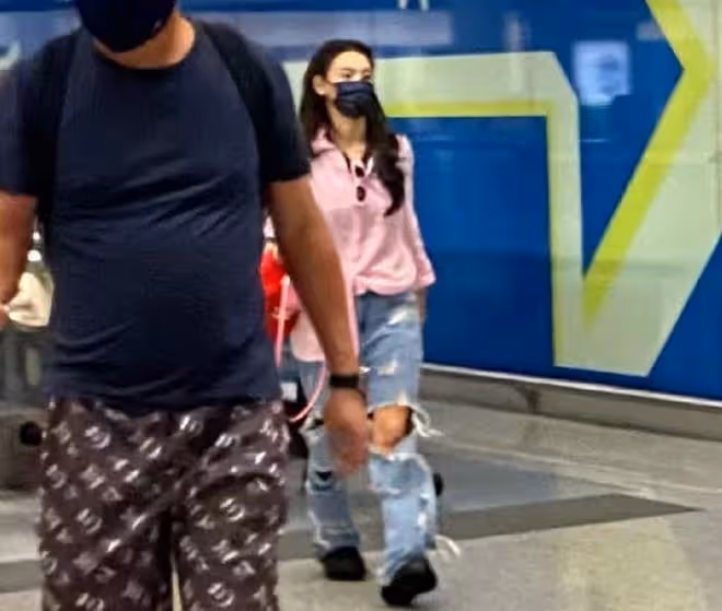 張柏芝香港機場被偶遇，工作人員凶粉絲惹爭議！穿破洞褲太惹眼