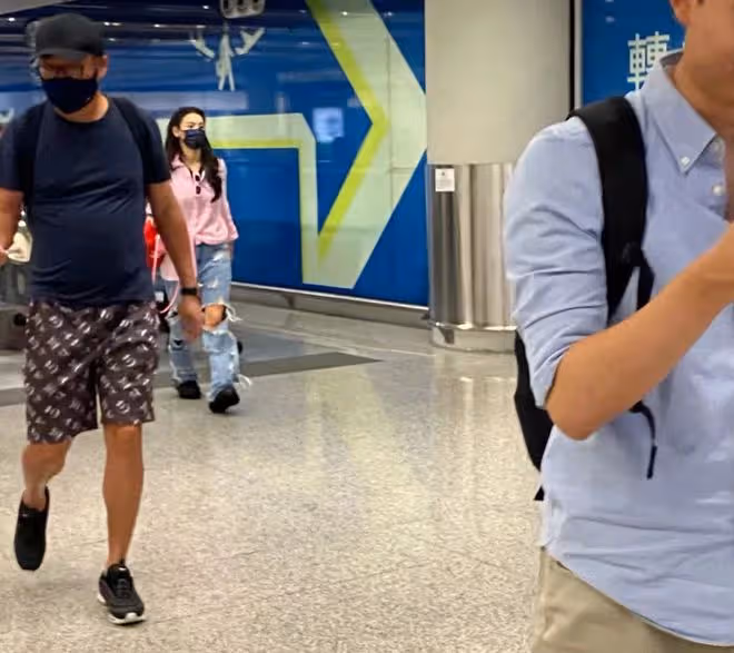 張柏芝香港機場被偶遇，工作人員凶粉絲惹爭議！穿破洞褲太惹眼
