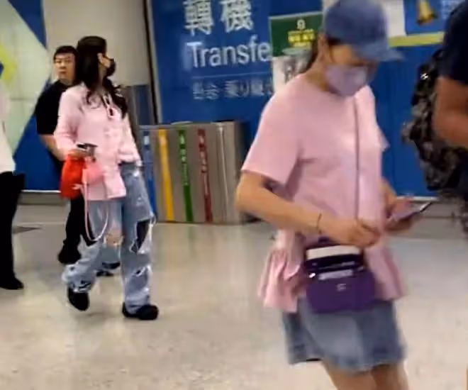 張柏芝香港機場被偶遇，工作人員凶粉絲惹爭議！穿破洞褲太惹眼