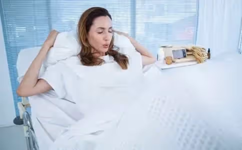 孕婦分娩痛到爆吼:為什麼要讓我懷孕,好痛啊,結果老公爆笑高智商回答,護士瞬間笑到併軌