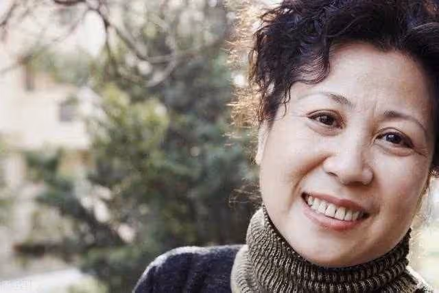帶三個孩子過活！65歲媽媽得知「老公在小三家掛了」大笑出聲　「丈夫喪禮上」開口第一句全場哭了…