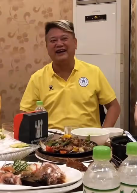 72歲陳百祥太接地氣!小飯館聚餐吃到滿頭大汗,穿78元短袖引熱議
