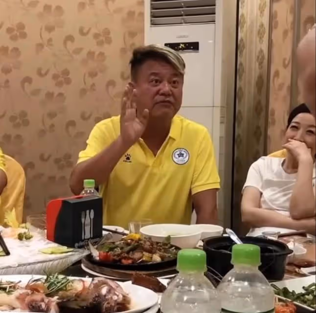 72歲陳百祥太接地氣!小飯館聚餐吃到滿頭大汗,穿78元短袖引熱議