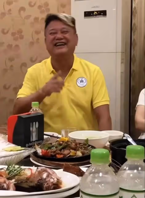 72歲陳百祥太接地氣!小飯館聚餐吃到滿頭大汗,穿78元短袖引熱議