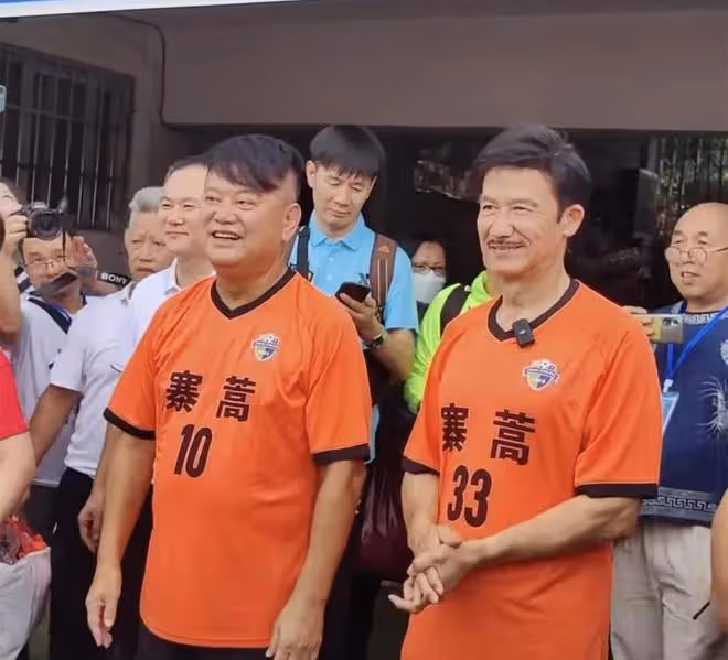 72歲陳百祥太接地氣!小飯館聚餐吃到滿頭大汗,穿78元短袖引熱議
