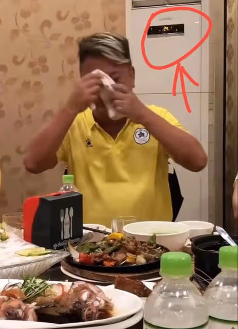 72歲陳百祥太接地氣!小飯館聚餐吃到滿頭大汗,穿78元短袖引熱議