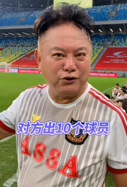 72歲陳百祥太接地氣!小飯館聚餐吃到滿頭大汗,穿78元短袖引熱議