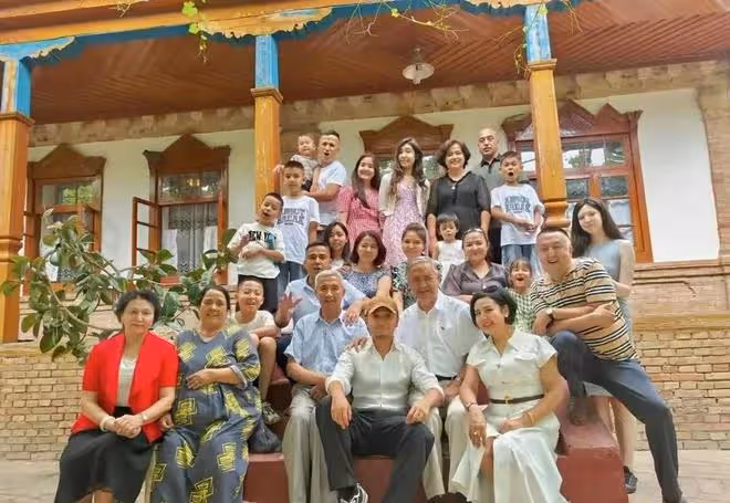 尼格買提:被侄女曝出回新疆過古爾邦節,家族親戚大合影穩居C位