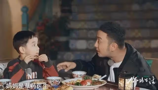 尼格買提:被侄女曝出回新疆過古爾邦節,家族親戚大合影穩居C位