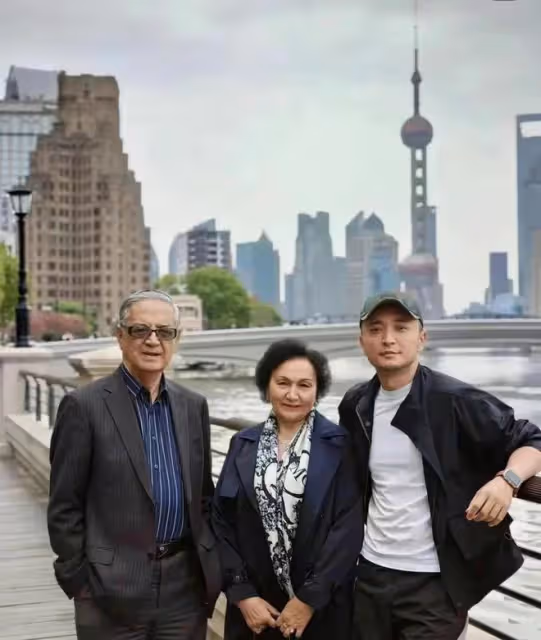 尼格買提:被侄女曝出回新疆過古爾邦節,家族親戚大合影穩居C位