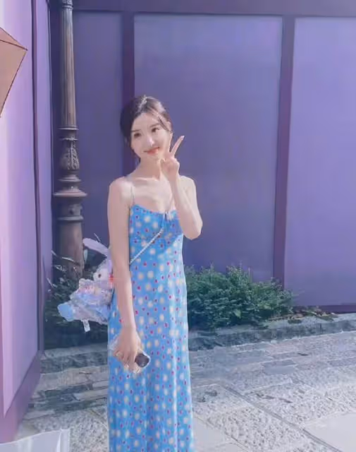 毛曉彤現身香港迪士尼,要助理打傘惹爭議,經紀人疑對遊客黑臉