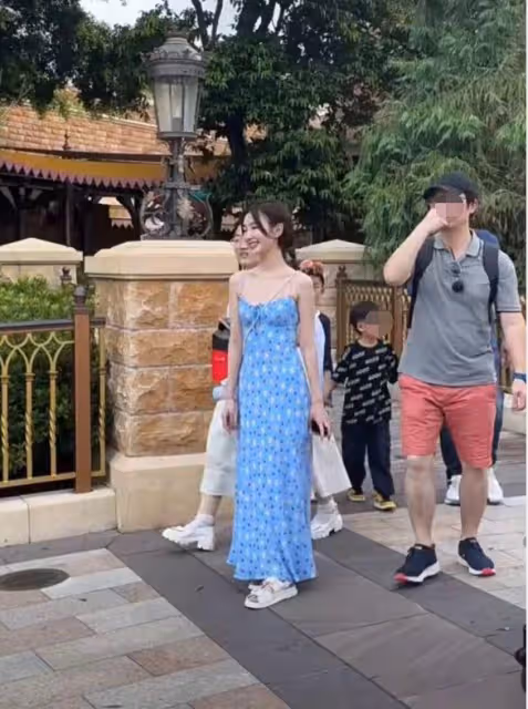 毛曉彤現身香港迪士尼,要助理打傘惹爭議,經紀人疑對遊客黑臉