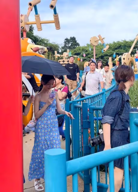 毛曉彤現身香港迪士尼,要助理打傘惹爭議,經紀人疑對遊客黑臉
