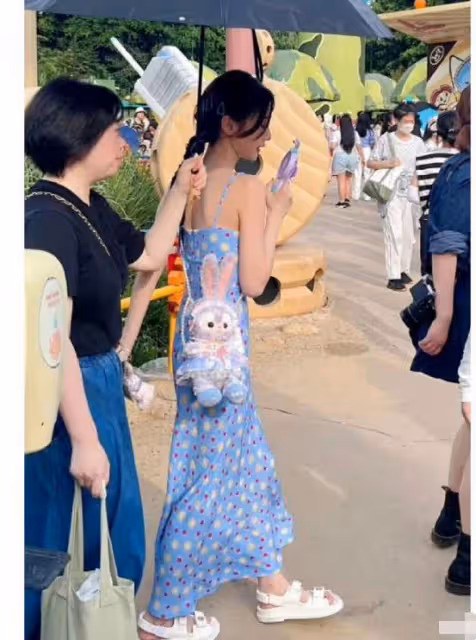 毛曉彤現身香港迪士尼,要助理打傘惹爭議,經紀人疑對遊客黑臉