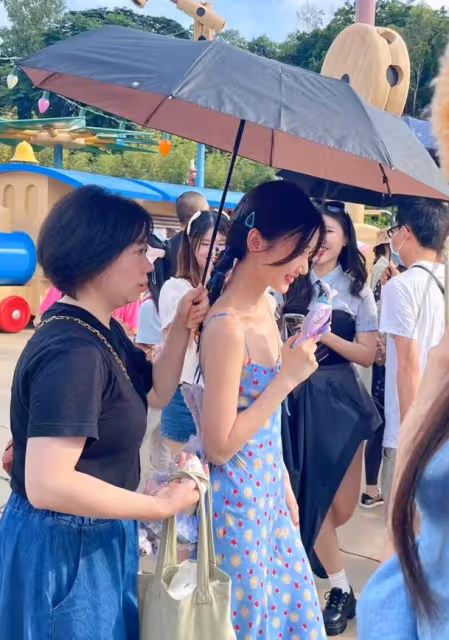 毛曉彤現身香港迪士尼,要助理打傘惹爭議,經紀人疑對遊客黑臉