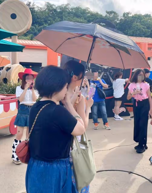 毛曉彤現身香港迪士尼,要助理打傘惹爭議,經紀人疑對遊客黑臉