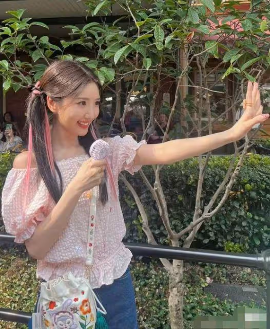 毛曉彤現身香港迪士尼,要助理打傘惹爭議,經紀人疑對遊客黑臉