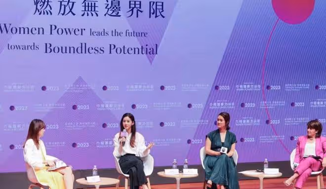 章澤天出席香港巾幗論壇,合影站C位惹爭議,千億名媛只能當陪襯